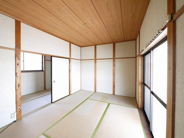 居室・リビング　和室ならではの温かな和の空間で寛ぎの時間を過ごせます