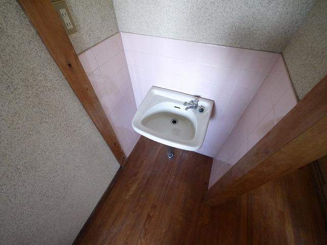 洗面設備　明るい洗面所です