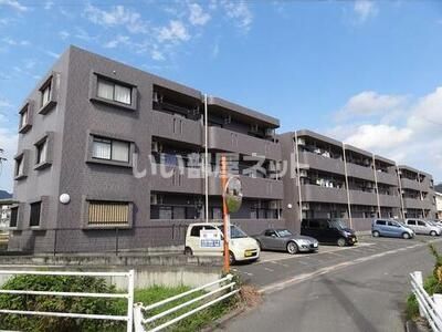 霧島市隼人町見次のマンションの建物外観