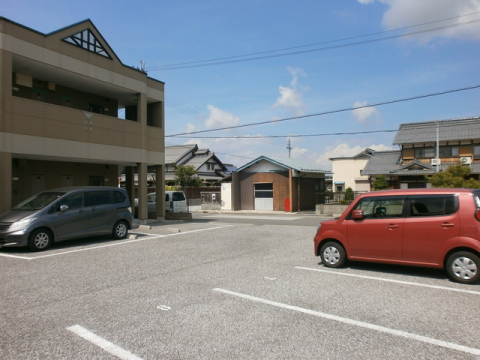 【愛知郡愛荘町長野のアパートの駐車場】