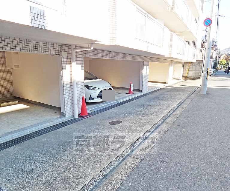 【京都市左京区高野西開町のマンションの駐車場】