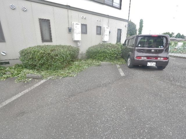 【相模原市中央区淵野辺本町のアパートの駐車場】