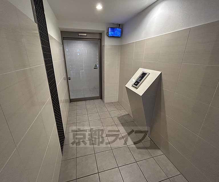 【京都市下京区高辻町のマンションのエントランス】