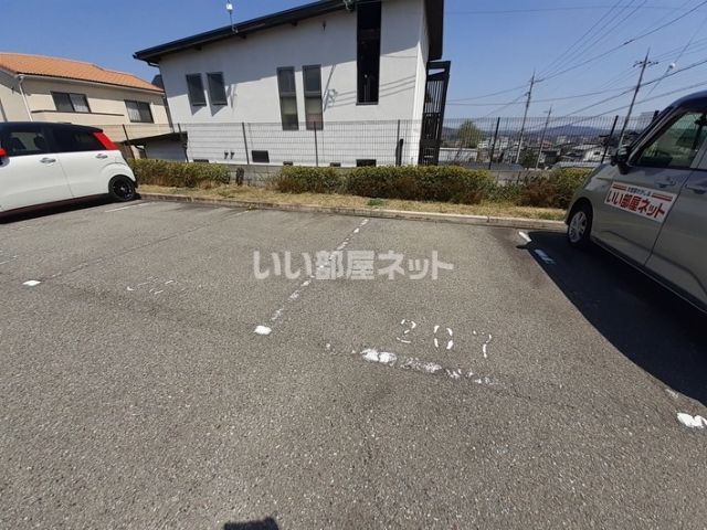 【三田市天神のアパートの駐車場】