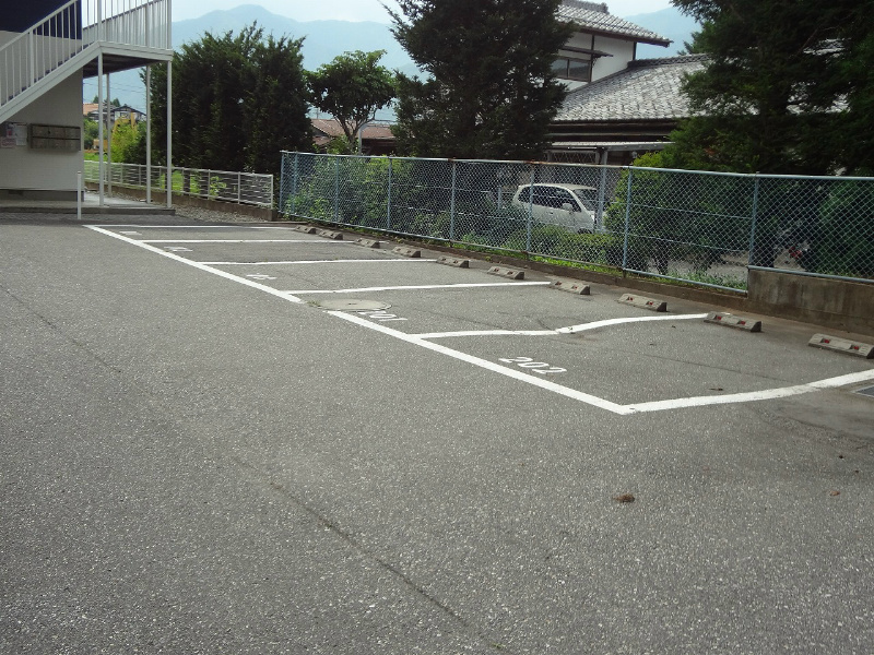 【松本市波田のアパートの駐車場】