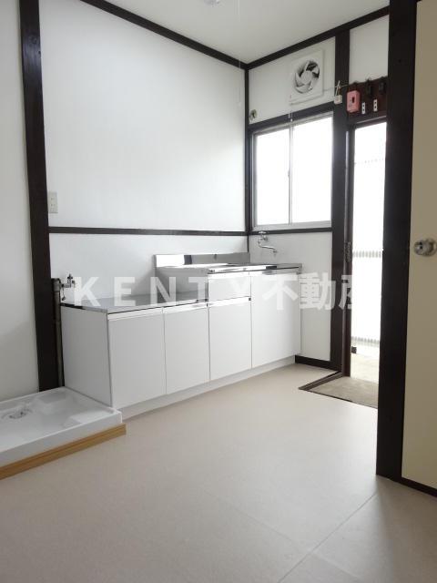 玄関　こちらの居間で趣味の時間をお楽しみください