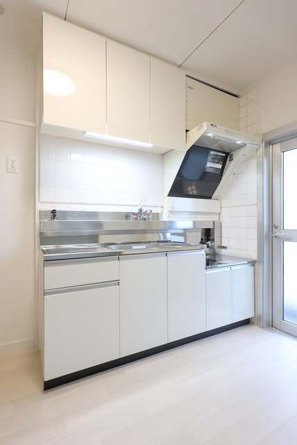 キッチン　キッチンからバルコニーに出られる扉があって便利です