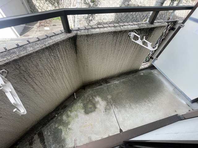 バルコニー　暖かな日差しのふりそそぐバルコニー