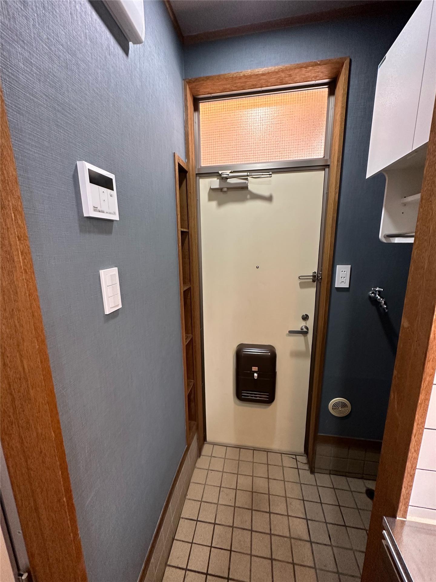 玄関　隣の102号の画像になります