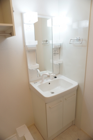洗面設備　ゆったりとスペースのある洗面所