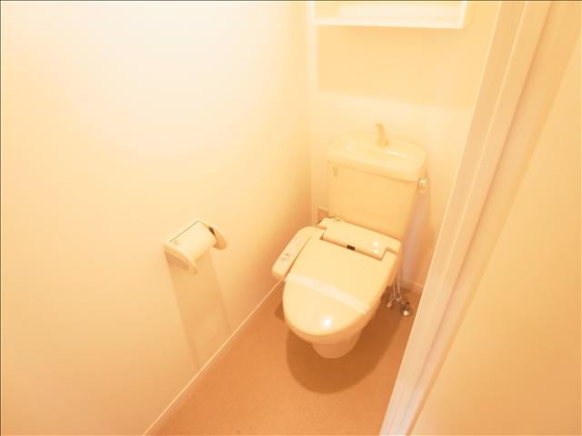 トイレ　ウォシュレット付きのトイレです。棚付きです。