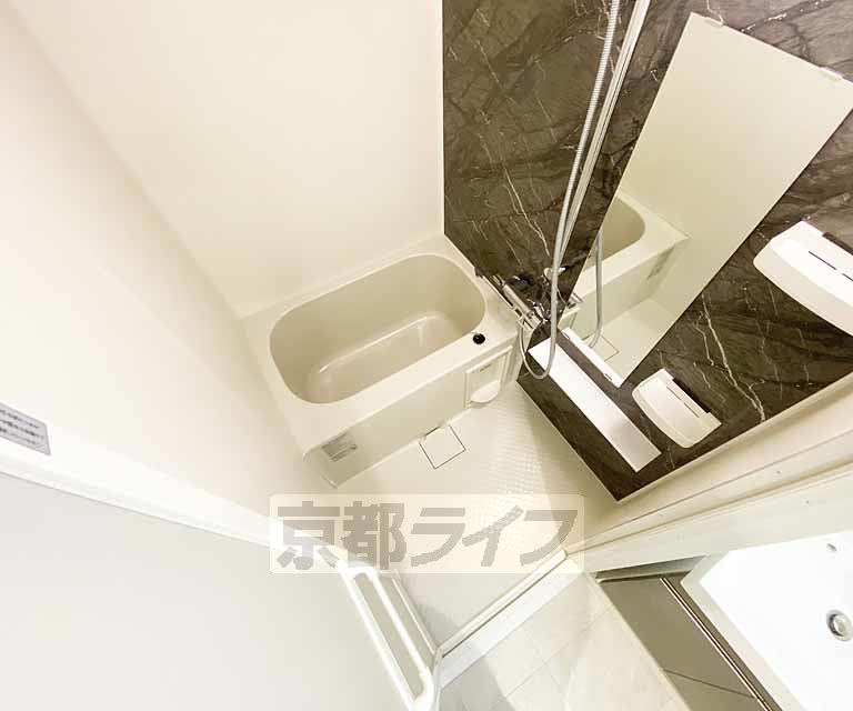 バス・シャワールーム　鏡のついた便利なお風呂