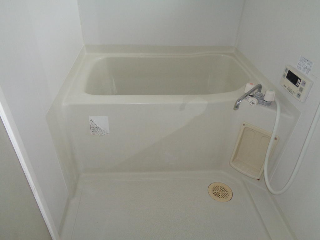 バス・シャワールーム　お風呂に窓があるので換気に便利！