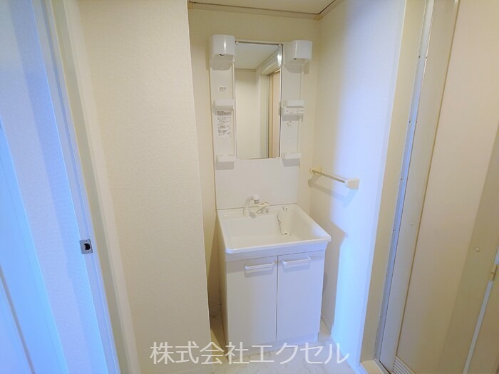 洗面設備　シャワー付き洗面台です
