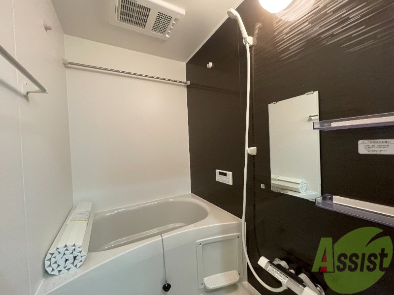 バス・シャワールーム　浴室乾燥、追い焚き機能がついてます。便利ですね～