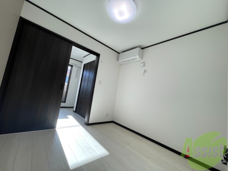 居室・リビング　リビングルームは６．１帖あり、綺麗な内装です