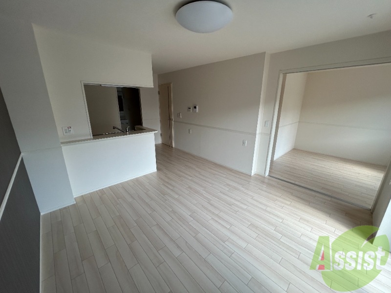 居室・リビング　１１．８帖のＬＤＫです。広々としてきれいですね。