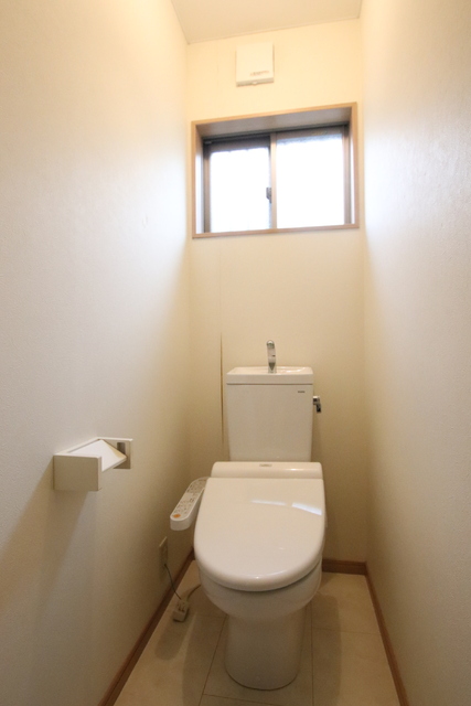 トイレ　嬉しい温水洗浄便座付き