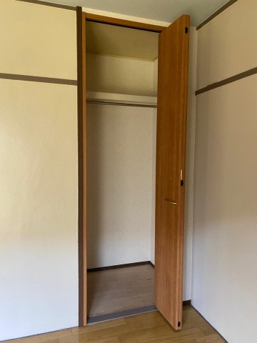 収納　ハンガー掛けパイプ付きのクローゼット