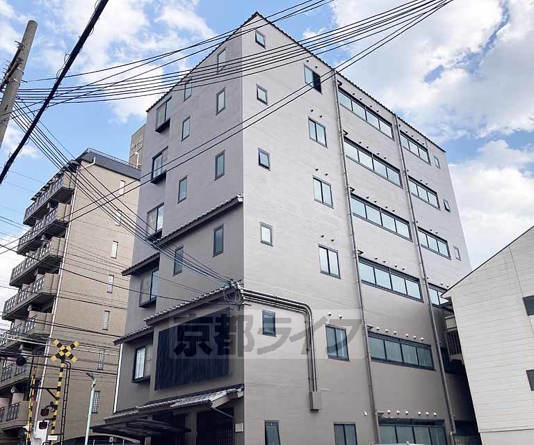 建物外観　背の高い立派なマンションです。
