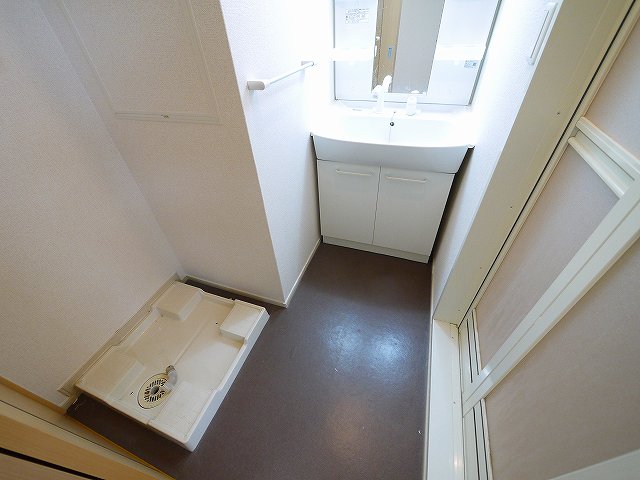 洗面設備　ゆったりとスペースのある洗面所