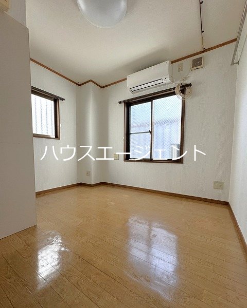 居室・リビング　角部屋・二面採光です。