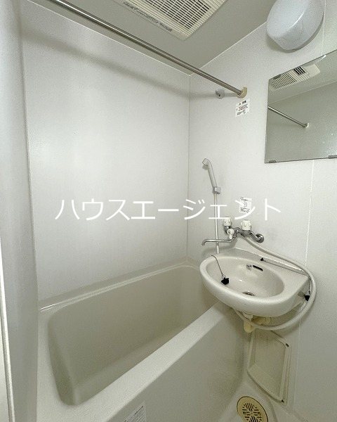 バス・シャワールーム　風呂・トイレ別です。
