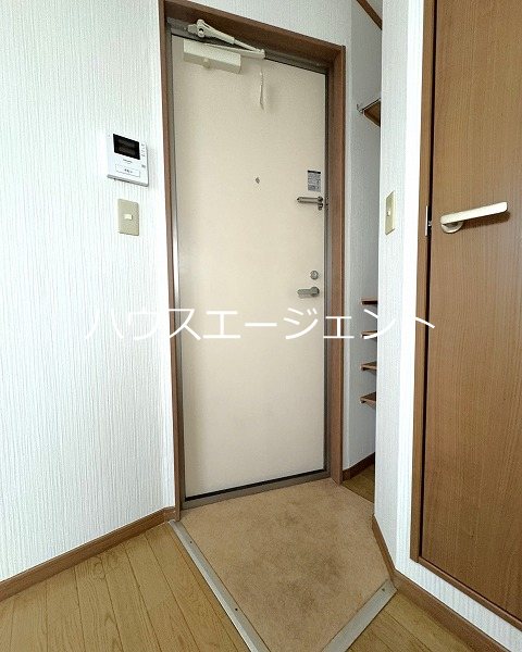 玄関　玄関です。小さいですが靴棚もあります。