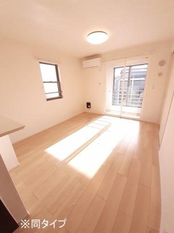 居室・リビング　※同タイプ部屋の写真です。