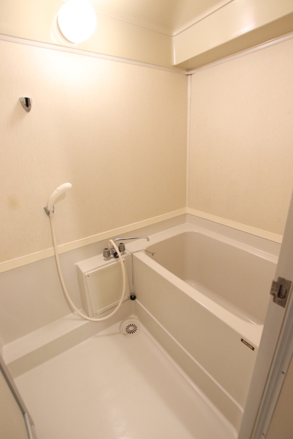 バス・シャワールーム　バスルームです。