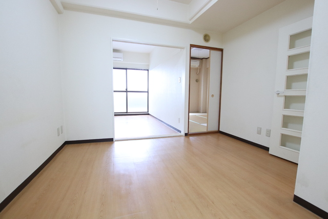 居室・リビング　ＬＤＫは１０帖ございます♪