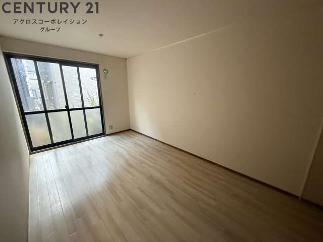 居室・リビング　床色が落ち着いた色合いで、とてもきれいです。