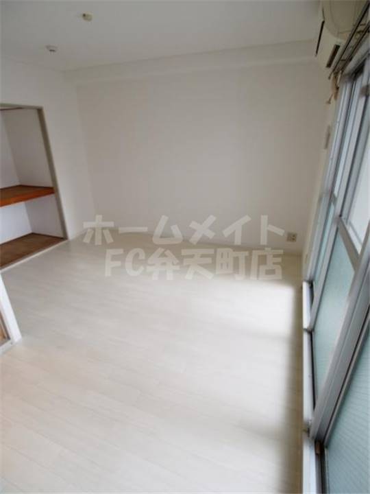 居室・リビング　こちらのリビングで趣味の時間をお楽しみください