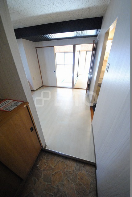 玄関　写真は２０７号室