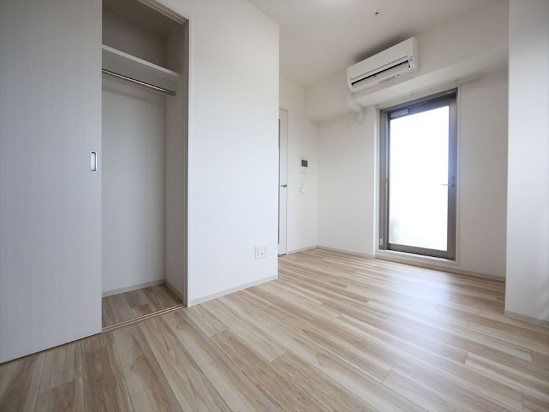 居室・リビング　洋室7.4帖　クローゼット付　エアコン完備　バルコニー