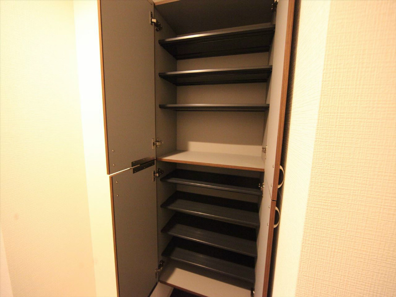 玄関　玄関　シューズボックス付（収納充実してます）　ダブルロック