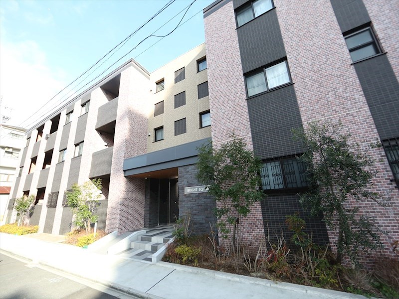 建物外観　外観　オートロック　防犯カメラ付　敷地内平面駐車場