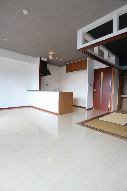 居室・リビング　※別号室の写真です。オールフローリングのお部屋です