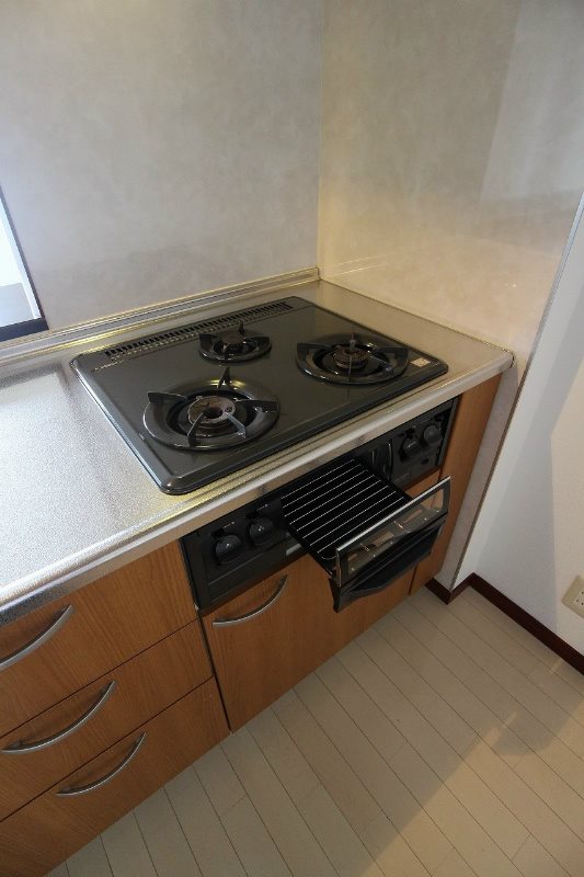 キッチン　※別号室の写真です。TVを見ながら、お子様の安全を確認しなが