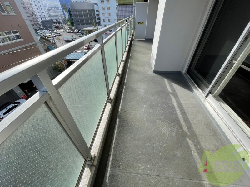 バルコニー　バルコニーは幅があり、広い印象を受けました。