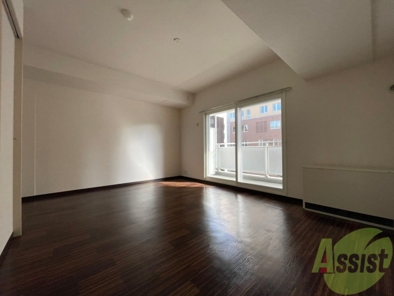 居室・リビング　リビングです。窓が大きくて明るいですね！