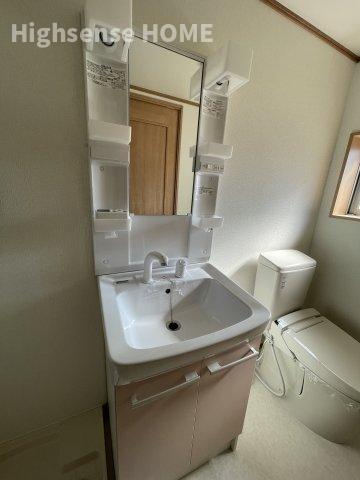 洗面設備　明るい洗面所です