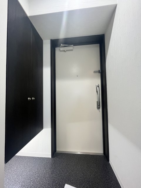 玄関　同物件、別号室のものです。