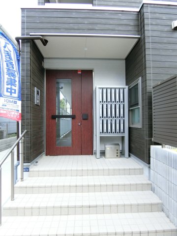 エントランス　落ち着いたエントランスです