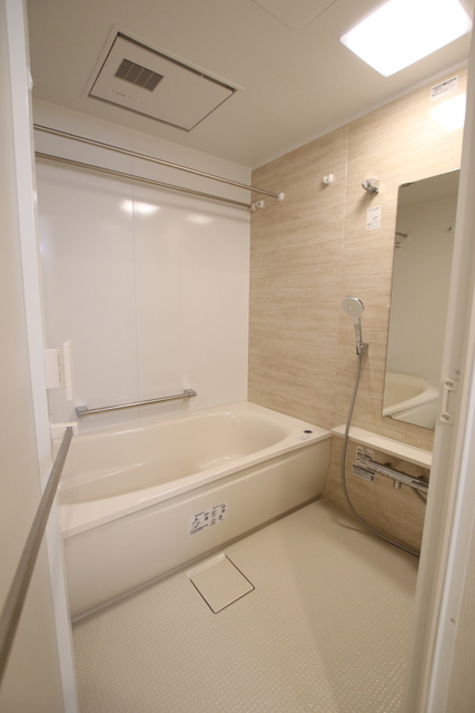 バス・シャワールーム　浴室乾燥機能付きのバスルーム♪