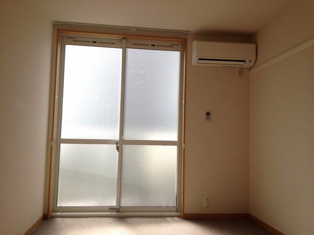 居室・リビング　ベランダに繋がる大きな窓です！