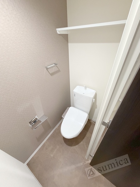 トイレ　人気アイテムの温水洗浄便座。清潔感のあるトイレです。