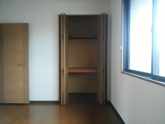 収納　独立洋室物入