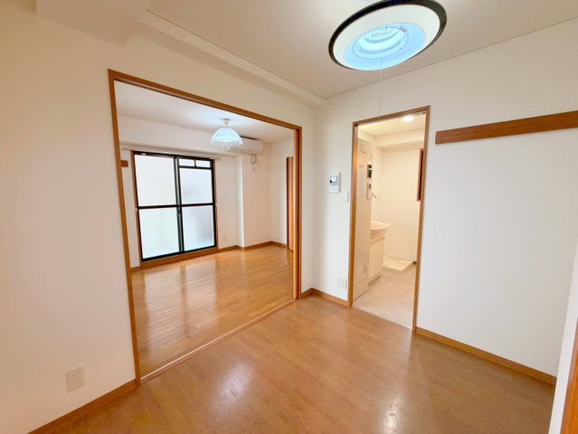 居室・リビング　明るく広々としたリビングです。