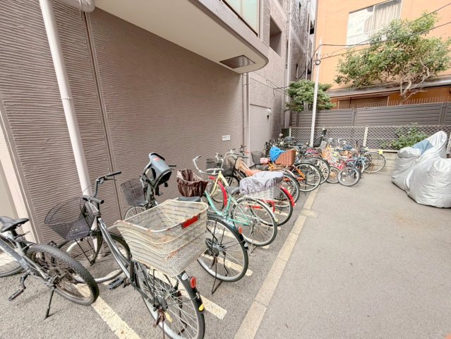 駐車場　敷地内には入居者専用の駐輪スペースもあります。